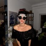 Hande Doğandemir Instagram - dün gecenin ve bu yaşımın ilk günün minik bi özeti 🖤 zor bir yıldı aslında teşekkür edeceğim çok an da oldu ama.. gelmesi gelenler geldi gitmesi gidenler gitti ama ben yeni yaşına yaşadığı her şeye teşekkür eden çok mutlu bir kadın olarak girdim..tüm güzel dilekleriniz için teşekkürler ✨✨ ayrıca dün gecenin mimarı @meltemkaraata ve @beca.istanbul size ayrıca teşekkürler 🖤✨