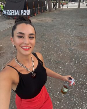 Hande Doğandemir Instagram - same hande but different 
🙋🏻‍♀️🪩 
selfie dump in barcelona roma