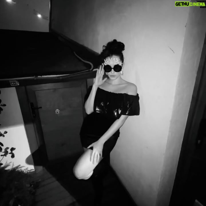 Hande Doğandemir Instagram - dün gecenin ve bu yaşımın ilk günün minik bi özeti 🖤 zor bir yıldı aslında teşekkür edeceğim çok an da oldu ama.. gelmesi gelenler geldi gitmesi gidenler gitti ama ben yeni yaşına yaşadığı her şeye teşekkür eden çok mutlu bir kadın olarak girdim..tüm güzel dilekleriniz için teşekkürler ✨✨ ayrıca dün gecenin mimarı @meltemkaraata ve @beca.istanbul size ayrıca teşekkürler 🖤✨