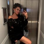 Hande Doğandemir Instagram - dün gecenin ve bu yaşımın ilk günün minik bi özeti 🖤 zor bir yıldı aslında teşekkür edeceğim çok an da oldu ama.. gelmesi gelenler geldi gitmesi gidenler gitti ama ben yeni yaşına yaşadığı her şeye teşekkür eden çok mutlu bir kadın olarak girdim..tüm güzel dilekleriniz için teşekkürler ✨✨ ayrıca dün gecenin mimarı @meltemkaraata ve @beca.istanbul size ayrıca teşekkürler 🖤✨