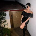 Hande Doğandemir Instagram – dün gecenin ve bu yaşımın ilk günün minik bi özeti 🖤 zor bir yıldı aslında teşekkür edeceğim çok an da oldu ama.. gelmesi gelenler geldi gitmesi gidenler gitti ama ben yeni yaşına yaşadığı her şeye teşekkür eden çok mutlu bir kadın olarak girdim..tüm güzel dilekleriniz için teşekkürler ✨✨ 
ayrıca dün gecenin mimarı @meltemkaraata ve @beca.istanbul size ayrıca teşekkürler 🖤✨