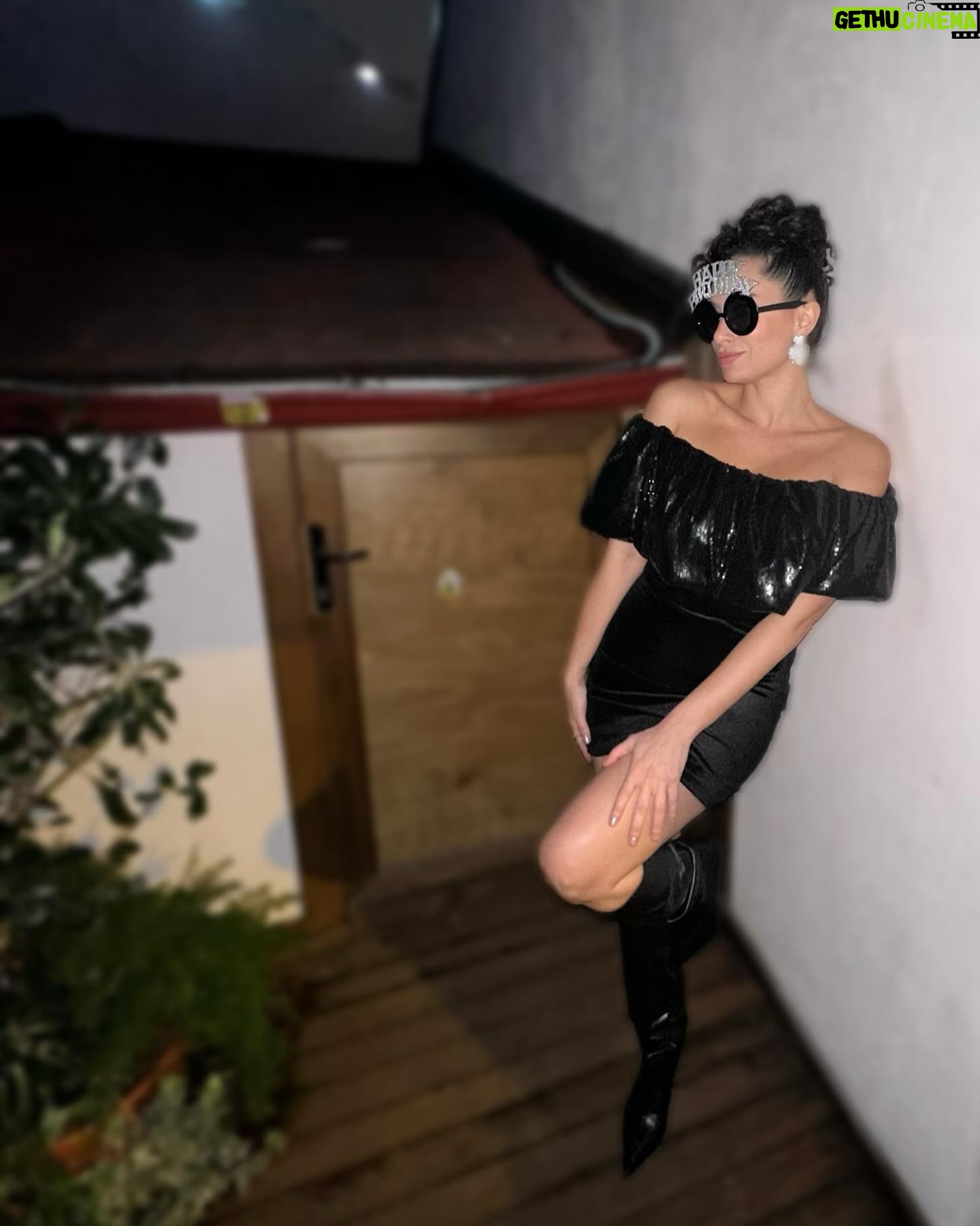 Hande Doğandemir Instagram - dün gecenin ve bu yaşımın ilk günün minik bi özeti 🖤 zor bir yıldı aslında teşekkür edeceğim çok an da oldu ama.. gelmesi gelenler geldi gitmesi gidenler gitti ama ben yeni yaşına yaşadığı her şeye teşekkür eden çok mutlu bir kadın olarak girdim..tüm güzel dilekleriniz için teşekkürler ✨✨ ayrıca dün gecenin mimarı @meltemkaraata ve @beca.istanbul size ayrıca teşekkürler 🖤✨