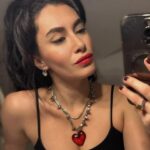Hande Doğandemir Instagram - des oiseaux nous chantaient leur mélopée et nous vivions heureux dans la canopée 🖤🌹