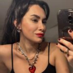 Hande Doğandemir Instagram - des oiseaux nous chantaient leur mélopée et nous vivions heureux dans la canopée 🖤🌹