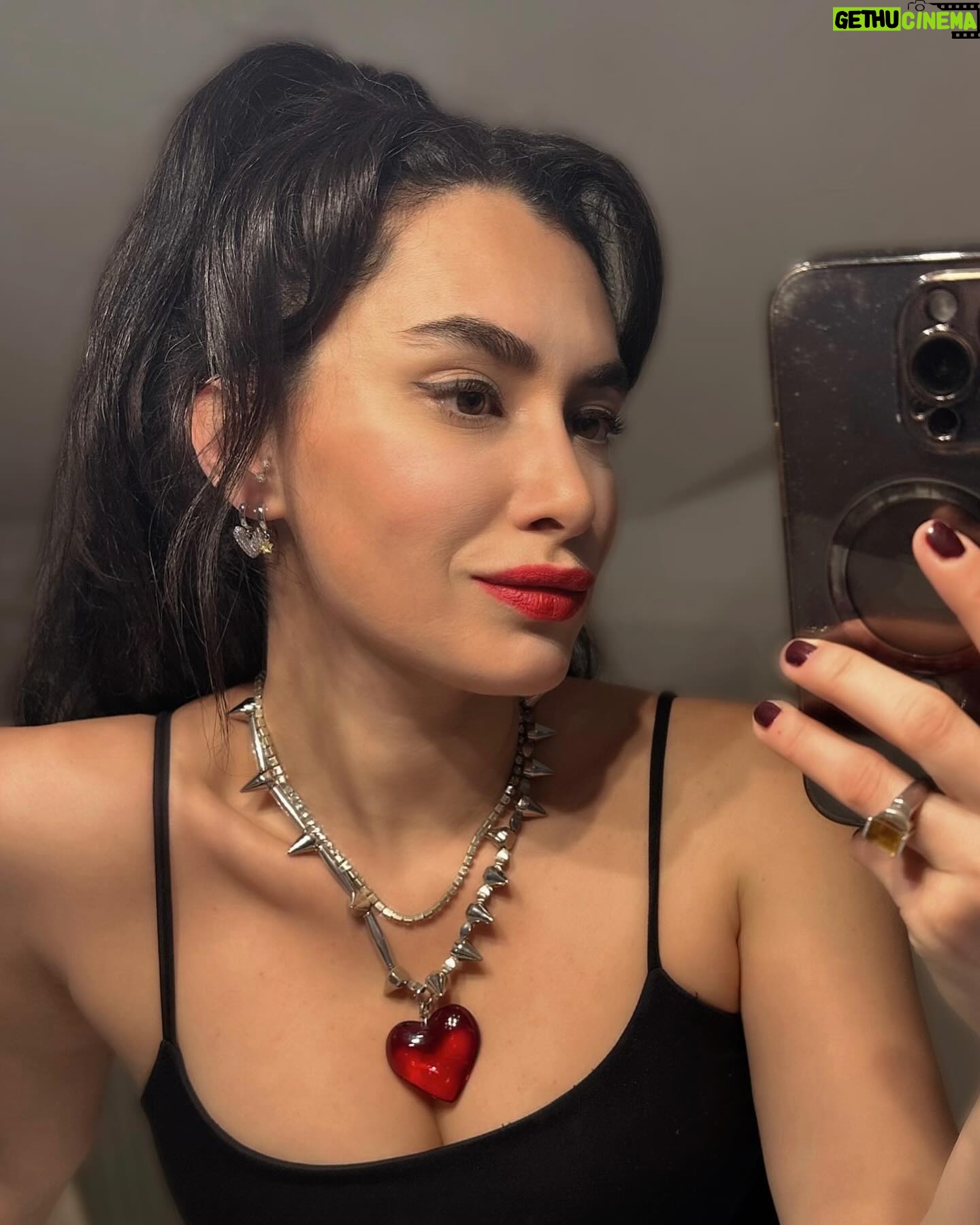 Hande Doğandemir Instagram - des oiseaux nous chantaient leur mélopée et nous vivions heureux dans la canopée 🖤🌹