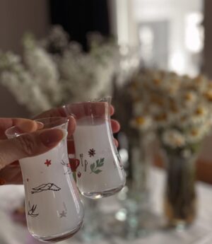 Hande Doğandemir Instagram - dump perileri geldi 🧚🏻‍♀️ 1.evde sıradan bir gün 2.güneşi gördüm 3.en sevdiğim 4.en kritik günlerde yanımda şefim 5.grup shh 6.benim sabahlar 7.ben senin olmadığın her yerde yeşillenirim 8.bana öyle bakma 9.sonsuzluk asansörü 10.dünyanın en güzel portresi✨