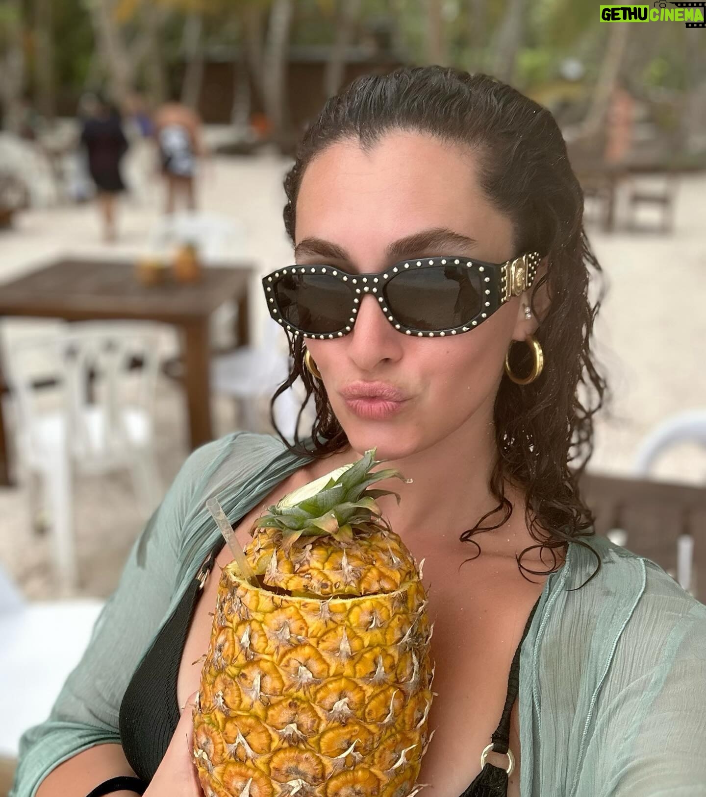 Hande Doğandemir Instagram - eat,love,pray; and repeat! play your fav song, don’t forget, don’t be sad; eat something new, love your friends, hug your family and repeat; eat,love,pray Handecim 🥹🌊🐚🦀🪷💚🐠🎶