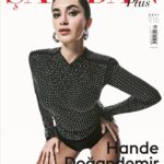 Hande Doğandemir Instagram - hoşgeldin kasım ve yeni yaşım 🖤✨ @samdanplus çok sevdiğim bu çekimin harika ekibi: fotograf: @beratcapin styling: @eylmyldzz makyaj: @gamzeteq saç: @suaturunofficial ropörtaj: @iremorhann ve özel teşekkür: @aysegulsenerpr @meltemkaraata @buseozturk8 @weactco 🖤✨