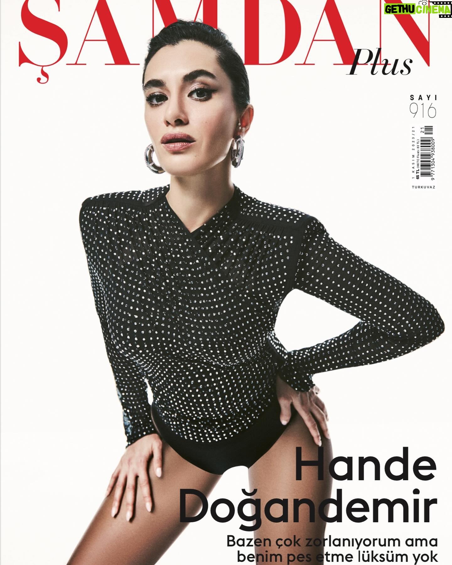 Hande Doğandemir Instagram - hoşgeldin kasım ve yeni yaşım 🖤✨ @samdanplus çok sevdiğim bu çekimin harika ekibi: fotograf: @beratcapin styling: @eylmyldzz makyaj: @gamzeteq saç: @suaturunofficial ropörtaj: @iremorhann ve özel teşekkür: @aysegulsenerpr @meltemkaraata @buseozturk8 @weactco 🖤✨
