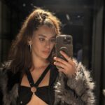 Hande Doğandemir Instagram – roads dumpı, dumpling, calling 🦞☎️🐚🪸

 “can’t anybody see
we’ve got a war to fight
never find our way
regardless of what they say

how can it feel this wrong?
from this moment
how can it feel this wrong?

storm in the morning light
i feel, no more can I say
frozen to myself
i got nobody on my side
snd surely that ain’t right
surely that ain’t right”