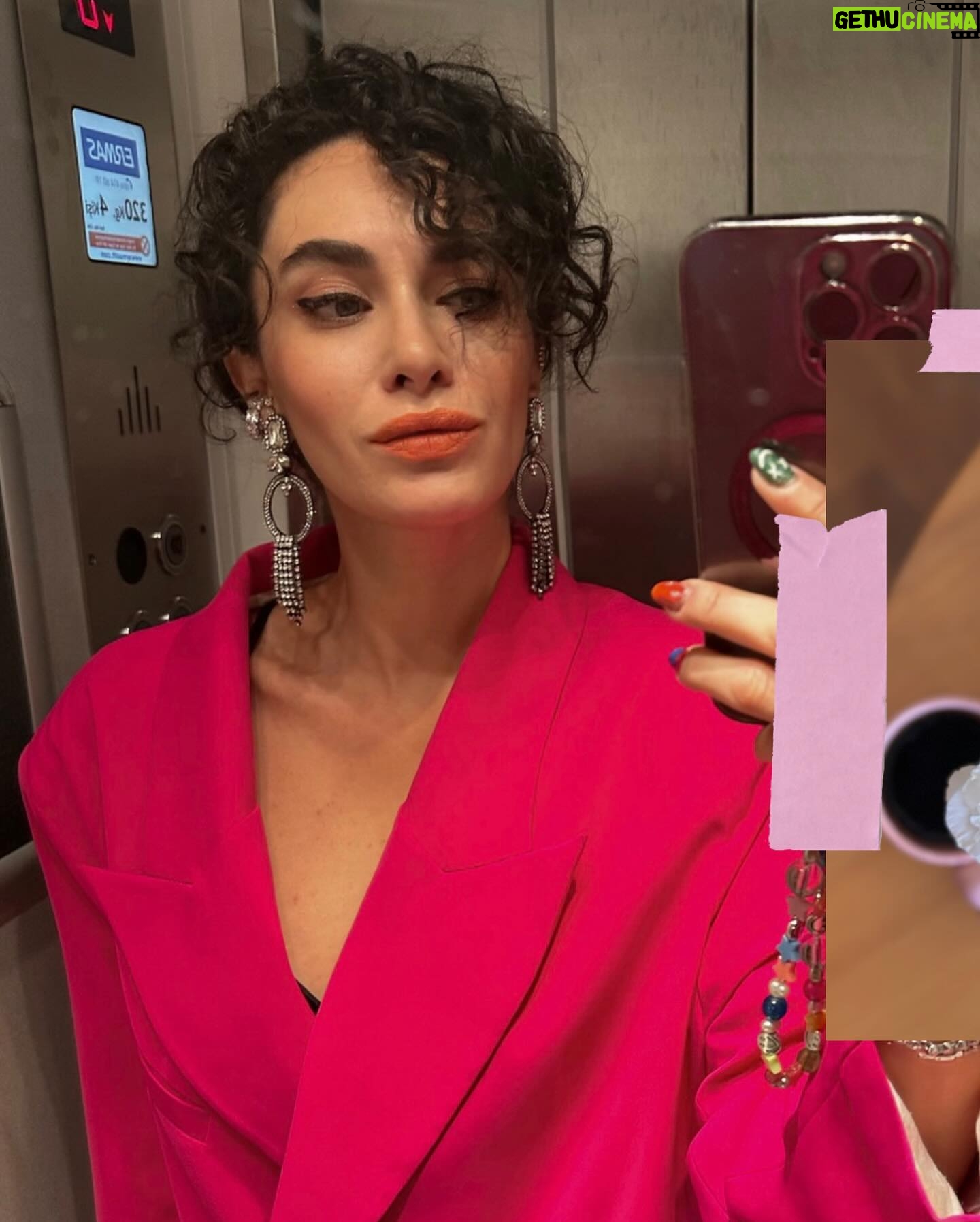 Hande Doğandemir Instagram - bu profili pembelerle, kendimi çiçeklerle donatacağım…