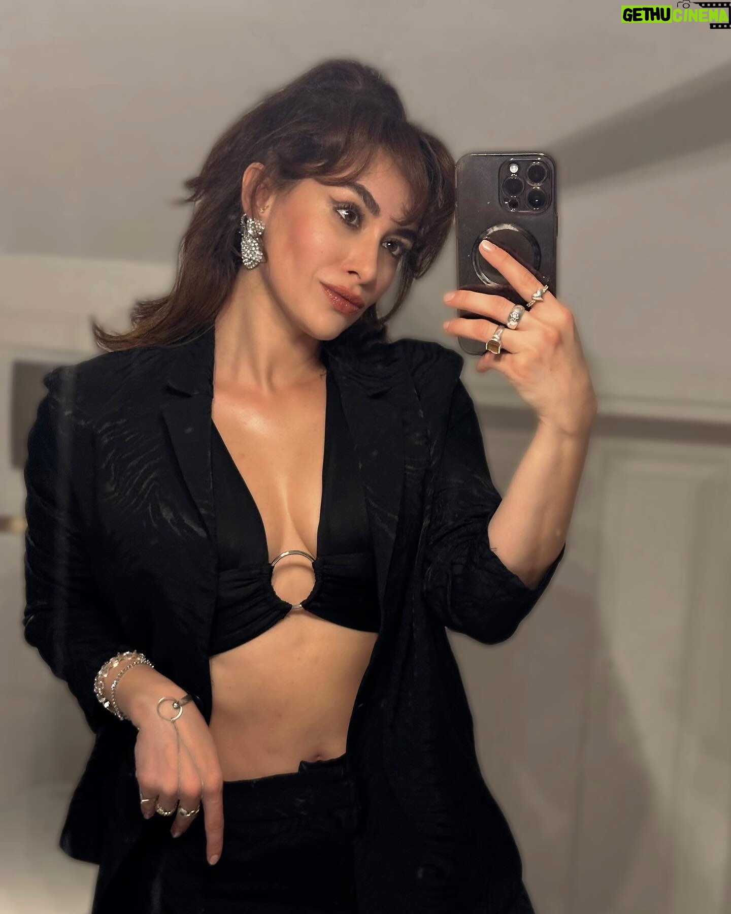 Hande Doğandemir Instagram - bu yeni bi’ akvaryum defansif bi’ dizayn 🔥🐠