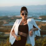 Hande Doğandemir Instagram – yeni deneyimler yaşamak, öğrenmek, görmek; yeni ve muhteşem insanlarla tanışmak güzel ihtimaller için umutlandırıyor beni ✨ (bu aralar duygusalım idare edin 🙆🏻‍♀️)