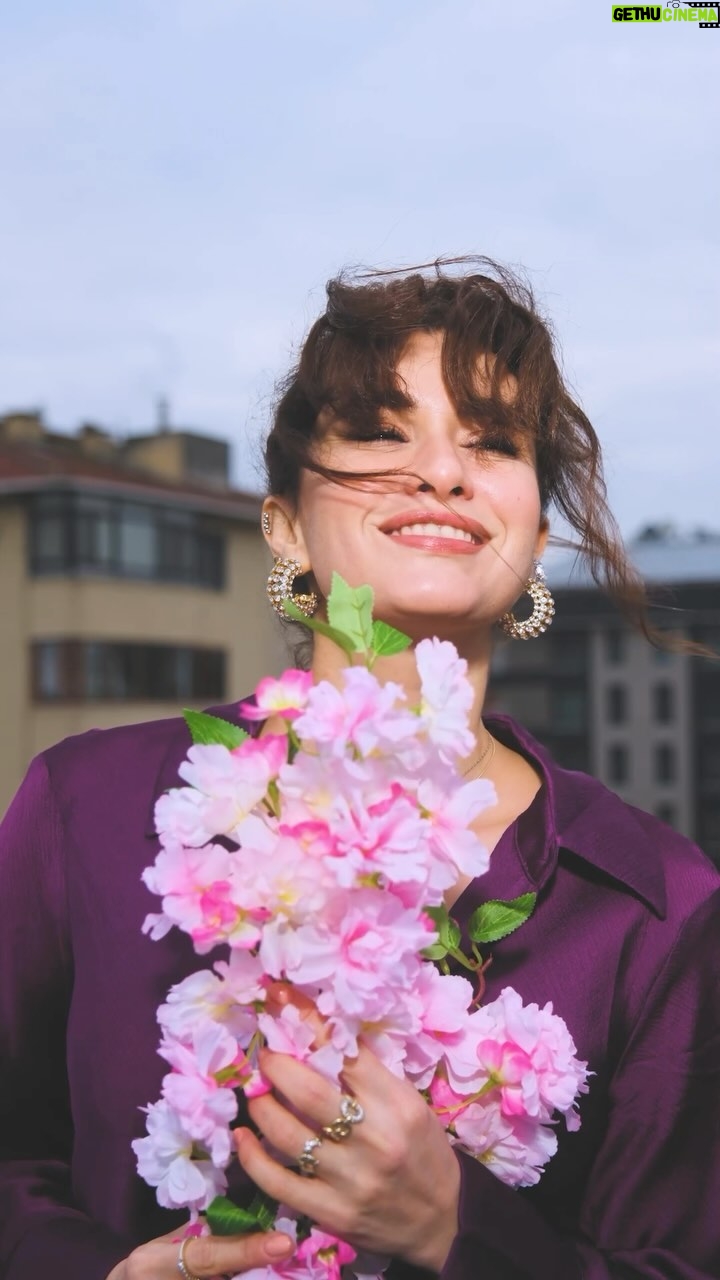 Hande Doğandemir Instagram - Sakuralandık🌸 Kalıcı ferahlık ve efsane yumuşaklıkta yeni vazgeçilmezim Yumoş Extra Sakura ile giysilerimde, aynı eşsiz kokuya sahip Yumoş Sakura Sprey ile ise evde yıkanması zor koltuk, halı ve perde gibi eşyalarda bambaşka bi’ ferahlık benimle!🍒 @yumostr #BambaşkabiFerahlıkYumoşExtraSakuraileGelsin! #işbirliği