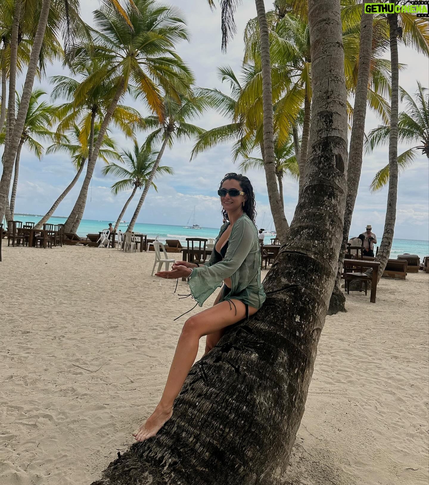 Hande Doğandemir Instagram - eat,love,pray; and repeat! play your fav song, don’t forget, don’t be sad; eat something new, love your friends, hug your family and repeat; eat,love,pray Handecim 🥹🌊🐚🦀🪷💚🐠🎶