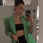 Hande Doğandemir Instagram - dump perileri geldi 🧚🏻‍♀️ 1.evde sıradan bir gün 2.güneşi gördüm 3.en sevdiğim 4.en kritik günlerde yanımda şefim 5.grup shh 6.benim sabahlar 7.ben senin olmadığın her yerde yeşillenirim 8.bana öyle bakma 9.sonsuzluk asansörü 10.dünyanın en güzel portresi✨