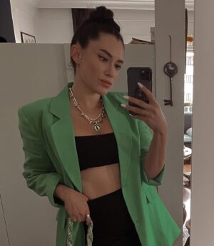 Hande Doğandemir Instagram - dump perileri geldi 🧚🏻‍♀️ 1.evde sıradan bir gün 2.güneşi gördüm 3.en sevdiğim 4.en kritik günlerde yanımda şefim 5.grup shh 6.benim sabahlar 7.ben senin olmadığın her yerde yeşillenirim 8.bana öyle bakma 9.sonsuzluk asansörü 10.dünyanın en güzel portresi✨