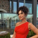 Hande Doğandemir Instagram – bu bir teşekkür postudur ❤️‍🔥 dün hayatımın en güzel günlerinden biriydi bebeğimiz @inocosmetic i sizlerle buluşturduk bundan sonra yolculuğu başladı biz hayal ettik yaptık umarım başkalarını mutlu ederek uzun yıllar bizimle olur ⭐️ ayrıca dün gördüm ki ne kadar güzel insanlar biriktirmişim ne şanslıyım varlığınız için teşekkürler ⭐️ ve sevgili partnerlerim iyi ki 🙏 @hchur 
@meltemkaraata @almilaoztoprak @mertkesiktas @latrokimya .
.
ayrıca bu şahane geceyi yaratan @ismailpolatt ve @oberon.comm muhteşem mekanımız için @sax.turkiye ve @sixsenseskocatasmansions ‘na tüm destekleri için de @studio56istanbul @cdconsultingagency @aysegulsenerpr a ve tüm @weactco kızlarına sonsuz teşekkürler nefis bir gece oldu sayenizde ..
içinde çok iyi hissettiğim elbisem için @dilekhanif ve takılarım için canım @begumkhan a çook teşekkürler ✨✨