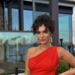 Hande Doğandemir Instagram – bu bir teşekkür postudur ❤️‍🔥 dün hayatımın en güzel günlerinden biriydi bebeğimiz @inocosmetic i sizlerle buluşturduk bundan sonra yolculuğu başladı biz hayal ettik yaptık umarım başkalarını mutlu ederek uzun yıllar bizimle olur ⭐️ ayrıca dün gördüm ki ne kadar güzel insanlar biriktirmişim ne şanslıyım varlığınız için teşekkürler ⭐️ ve sevgili partnerlerim iyi ki 🙏 @hchur 
@meltemkaraata @almilaoztoprak @mertkesiktas @latrokimya .
.
ayrıca bu şahane geceyi yaratan @ismailpolatt ve @oberon.comm muhteşem mekanımız için @sax.turkiye ve @sixsenseskocatasmansions ‘na tüm destekleri için de @studio56istanbul @cdconsultingagency @aysegulsenerpr a ve tüm @weactco kızlarına sonsuz teşekkürler nefis bir gece oldu sayenizde ..
içinde çok iyi hissettiğim elbisem için @dilekhanif ve takılarım için canım @begumkhan a çook teşekkürler ✨✨