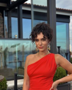 Hande Doğandemir Instagram - bu bir teşekkür postudur ❤️‍🔥 dün hayatımın en güzel günlerinden biriydi bebeğimiz @inocosmetic i sizlerle buluşturduk bundan sonra yolculuğu başladı biz hayal ettik yaptık umarım başkalarını mutlu ederek uzun yıllar bizimle olur ⭐️ ayrıca dün gördüm ki ne kadar güzel insanlar biriktirmişim ne şanslıyım varlığınız için teşekkürler ⭐️ ve sevgili partnerlerim iyi ki 🙏 @hchur 
@meltemkaraata @almilaoztoprak @mertkesiktas @latrokimya .
.
ayrıca bu şahane geceyi yaratan @ismailpolatt ve @oberon.comm muhteşem mekanımız için @sax.turkiye ve @sixsenseskocatasmansions ‘na tüm destekleri için de @studio56istanbul @cdconsultingagency @aysegulsenerpr a ve tüm @weactco kızlarına sonsuz teşekkürler nefis bir gece oldu sayenizde ..
içinde çok iyi hissettiğim elbisem için @dilekhanif ve takılarım için canım @begumkhan a çook teşekkürler ✨✨