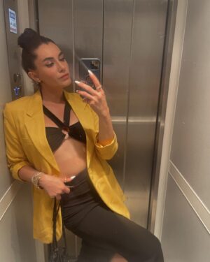 Hande Doğandemir Instagram - dump perileri geldi 🧚🏻‍♀️ 1.evde sıradan bir gün 2.güneşi gördüm 3.en sevdiğim 4.en kritik günlerde yanımda şefim 5.grup shh 6.benim sabahlar 7.ben senin olmadığın her yerde yeşillenirim 8.bana öyle bakma 9.sonsuzluk asansörü 10.dünyanın en güzel portresi✨