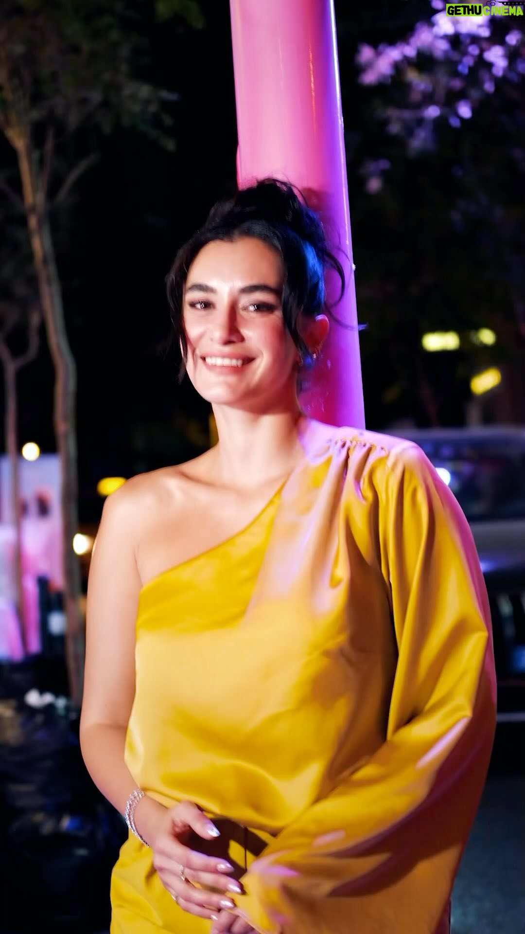 Hande Doğandemir Instagram - Yumoş deterjan giysilerimizin rengini korurken, sokakları renklendirmeye devam ediyor🧸 Rengarenk, ışıl ışıl bu sokakta benim favori rengim sarı 💛✨ Sen de favori renginle Nişantaşı’ndaki ayıcıklarla buluşmayı unutma! ✨ @yumostr #YumoşSokak #YumoşDeterjanGücü #dahaiyisiyok #işbirliği