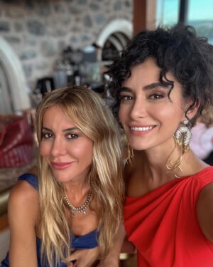 Hande Doğandemir Instagram - bu bir teşekkür postudur ❤️‍🔥 dün hayatımın en güzel günlerinden biriydi bebeğimiz @inocosmetic i sizlerle buluşturduk bundan sonra yolculuğu başladı biz hayal ettik yaptık umarım başkalarını mutlu ederek uzun yıllar bizimle olur ⭐️ ayrıca dün gördüm ki ne kadar güzel insanlar biriktirmişim ne şanslıyım varlığınız için teşekkürler ⭐️ ve sevgili partnerlerim iyi ki 🙏 @hchur 
@meltemkaraata @almilaoztoprak @mertkesiktas @latrokimya .
.
ayrıca bu şahane geceyi yaratan @ismailpolatt ve @oberon.comm muhteşem mekanımız için @sax.turkiye ve @sixsenseskocatasmansions ‘na tüm destekleri için de @studio56istanbul @cdconsultingagency @aysegulsenerpr a ve tüm @weactco kızlarına sonsuz teşekkürler nefis bir gece oldu sayenizde ..
içinde çok iyi hissettiğim elbisem için @dilekhanif ve takılarım için canım @begumkhan a çook teşekkürler ✨✨