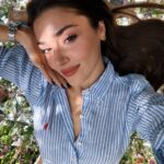 Hande Erçel Instagram - 💭💭💭💭💭💭