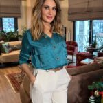 Hande Kazanova Instagram - YANILGILARA DİKKAT! Haftaya Ay Yay burcundayken giriş yapıyoruz, Yay burcu gezme, dolaşma, seyahatler, uluslararası ticaret, tanımadığımız insanlarla olan faaliyetleri karşımıza getirecek. Salı günü Merkür'ün Neptün'le bir dik açısı var. Bu da aldanmaları, dolandırıcılıkları, yanılgıları karşımıza getirebilir. Kafamız ve zihnimiz dalgın olabilir ve başka insanların söylediklerine kapılabiliriz. Gerçekler bizim düşündüğümüzden çok daha farklı olabilir. Perşembe günü Oğlak burcunda bir Yeniay gerçekleşiyor. Yeni ay zamanları yeni başlangıç ve kararlarımızı uygulama zamanlarını gösterir. 2 Ocak'ta Merkür'ün düzelmesi ile herhangi bir gezegen de geri hareketinde olmadığı için çok rahat bir şekilde 11 Ocak zamanı ve sonrası 15 gün boyunca yatırımlarımız, planlarımız, uzun vadeli amaçlarımız, hedeflerimiz, işimiz gücümüzle ilgili konularda önemli adımlar atabiliriz. Oğlak burcu astrolojide iş dünyasını, kurumsal yapıyı, devleti, inşaat ve finans sektörünü temsil ettiği için bu alanlarda uzun vadeli planlar harekete geçebilir. Gerçekçi planlar yapmak, yeni yapılar oluşturmak, temel atmak için ideal bir dönemde olacağız. Bu dönem içerisinde devlet kısıtlamaları ve müdahaleleri görülebilir. İş dünyası, kurumsal şirketler, finans, muhasebe ve kamu alanları önem kazanıyor. Bu Yeni ayın en önemli konusu Güneş’in ve Ay’ın Plüton ile kavuşumda olması, bu da kontrol dışı gelişmeler ve ekonomik krizleri karşımıza getirebilir. Liderlere yönelik saldırıların artacağı, finansal manipülasyonun ve çıkarcılığın da ön plana çıkacağı bir dönem diyebiliriz. Kutuplaşmalar da artabilir. Topraklarla ilgili konularda doğal afetlerin, depremlerin tetiklendiğinde bir süreç olabilir. Türkiye haritasının üzerine bu Yeniay’ı oturttuğumuzda 7. Ev konuları aktif görünüyor. Daha bitmedi daha fazla ayrıntı için sizleri https://www.handekazanova.com/08-14-ocak-2024-haftalik-burc-yorumlari/ 'na bekliyorum, izlemek isteyenler Youtube kanalımı ziyaret edebilirler. Herkese sağlıklı, mutlu bir Yeniay dilerim. Giysi: @setre #astroloji #astrology #handekazanovaileastroloji #youtube #youtuber #newmoon #yeniay #capricorn #oğlakburcu #mercury #neptun