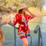 Hande Kazanova Instagram - VENÜS ETKİSİ! Haftamıza Ay Boğa burcundayken giriş yapıyoruz. Maddi konular, finansal kaynaklar, kendimizi güvende hissetme arzumuz bu hafta yüksek görünüyor. Pazartesi günü Güneş’in Jüpiter'le olan dik açısı abartılı bazı harcamaları karşımıza getirebilir. İşletmelerde bu ikilinin birbiriyle olan dik açısı genelde olumsuzlukları barındırır ama bireysel olarak baktığımızda amaç ve hedeflerimize ulaşmakta önemli fırsatların karşımıza çıkacağını ama bu şans ve fırsatları değerlendirirken zaman zaman zorlanacağımızı da gösteriyor. Bu dönem vergiler artabilir. Anlaşmazlıklar, davalar, dış İlişkiler ve seyahatlerde bazı sorunlar görülebilir. Güneş Jüpiter kavuşumları altınla çok bağlantılıdır. Güneş Jüpiter karesi devreye girdiği zaman bir satış sinyalinin devreye girdiği de söylenir. O yüzden bu bir yatırım tavsiyesi olmamakla beraber bu pazartesi günü bu konulara dikkat etmekte fayda var. Diğer taraftan çarşamba günü Venüs'ün Uranüs'le bir dik açısı devrede olacak. Toplumsal ilişkilerde huzursuzluklar baş gösterebilir. Evlilikte sorunlar görülebilir, hukuki davalar, boşanmalar artabilir ya da kadınlar, sanatçılar moda ile uğraşan kişilerin hayatında çalkantılı bir dönem olabilir. İlişki skandalları patlayabilir. Kendimizi mutlu, iyimser, şanslı görebiliriz önemli bazı anlaşmalar da karşımıza gelebilir ama bütün bunlardan faydalanabilmek bizim elimizde. Dış ticaretin artacağı bir dönem olacağını ekleyebiliriz. Bu hafta 13 Ağustos Pazar günü Güneş- Venüs’le inferior dediğimiz içten bir kavuşum gerçekleştiriyor ve bu içten kavuşum özellikle Güneş merkezli haritalarda 11-12-13 Ağustos civarlarına dikkat çekiyor. Şimdi yeni gelen haftayı https://www.handekazanova.com/07-13-agustos-2023-haftalik-burc-yorumlari/ ' nda sizler için yazdım, siteme bekliyorum. İzlemek isteyenler Youtube kanalımı ziyaret edebilirler. Karşınıza gelen fırsatları değerlendirmeniz dileğiyle, Mutlu haftalar... #astroloji #astrology #handekazanovaileastroloji #youtube #youtuber #financailastrology #financialastrologer #gold #venus #sun #jüpiter #uranus #mercury #venuseffect #inferiorconjunction