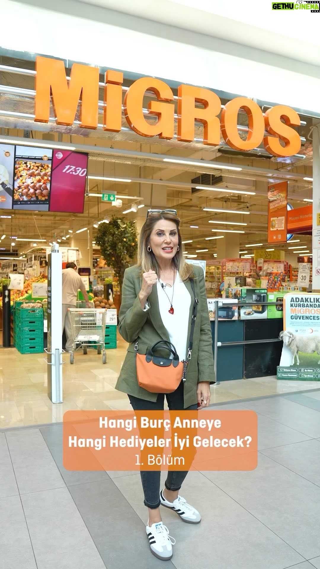 Hande Kazanova Instagram - Anneler Gününde en sevdiklerimize ne hediye alacağımıza karar vermek her zaman zordur! Bu özel günde annenizi mutlu etmek için ona özel bir hediye seçebilirsiniz!🧡 Annelerimizin burçlarına göre hediye seçeneklerini keşfetmek için videomuzu izleyebilir, tüm hediye seçenekleri için Migros’u ziyaret edebilirsiniz!🧡 @migros_tr #migros #migrostv #annelergünü