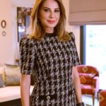 Hande Kazanova Instagram - RİSKTEN KAÇINALIM! 1-7 Nisan haftasına Ay Oğlak burcundayken başlıyoruz. Ekonomi, finans, iş dünyası önem kazanacak. Ay oğlak burcunda çalışma koşulları organize etmemiz gereken konu ve olaylar ekonomik olmamız gereken adımları bize gösterirken bu hafta ağırlıklı olarak ekonomiye, devlet yapısına gözümüzü çevireceğiz anlamına geliyor. 2 Nisan'da sabaha karşı 01:14 itibariyle Merkür Koç burcunda geri hareketine başlayacak. Merkür iletişimi, haberleşmeyi, ulaşımı, ticari faaliyetleri temsil eden bir gezegen ve Koç burcunda geri hareketi Koç burcu temalarında önemli konu ve olayları karşımıza getirecek. Merkür geri giderken çok önemli iş girişimlerinde bulunulmaz. Çünkü algımız, idrak mekanizmamız doğru çalışmaz, beynimizi tam kapasitesiyle kullanmakta zorlanabiliriz. Ağzımızdan çıkanlarla aklımızdakiler bir olmayabilir bu da iletişim sıkıntılarını karşımıza getirecek. Koç burcunda özellikle Merkür'ün geri hareketi Merkür Mars kavuşumu yaşanıyormuş gibi hissettirir. O yüzden dürtülerimizin bizi zorladığını düşünebiliriz. Zihinsel uyarılarımız artabilir içgüdüsel davranmaya meyilli olabiliriz. Çarşamba günü Venüs'ün Neptün’le bir kavuşumu var, Venüs Neptün kavuşumları ilişkilerde kendimizden geçmek, karşı tarafla bütün olmak olarak karşımıza gelebilir. Dünya astrolojisi olarak baktığımızda Venüs Neptün kavuşumları toplumsal ve özel ilişkilerin yozlaştığı bazı konuları da karşımıza getirebilir. İlişkilerde skandalların ön plana çıktığı ya da skandalların patladığı zamanları da temsil edebilir. Cuma günü Venüs'ün Koç burcuna geçişiyle beraber o romantik, tatlı, hülyalı, sevgi dolu etkilerimiz artık mücadeleci koşullara kaymaya başlıyor. Daha fazla ayrıntıyı Youtube kanalımda 01-07 Nisan haftası yorumlarımda ve https://www.handekazanova.com/01-07-nisan-2024-haftalik-burc-yorumlari/ 'ndan takip edebilirsiniz. İşlerinizde ve ilişkilerinizde kolaylıklar diliyorum… #astroloji #astrology #handekazanovaileastroloji #youtube #youtuber #mercuryretrograde #merkürgeriliyor #koçburcu