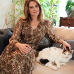 Hande Kazanova Instagram - AKIŞINA BIRAK! Haftaya girişimiz Ay Yay burcundayken olacak. Yabancı insanlar, yurtdışı bağlantılı işler, dış ortamlarda yapılması gereken faaliyetlerle ilgili konular hayatımızın merkezine yerleşebilir. Bu haftanın en açıları uygun olan günleri Salı ve Çarşamba günleri. Bu günleri iyi değerlendirelim. Pazartesi günü Merkür'ün Uranüs’le olan olumlu açısı hayata esnek bakacağımızı, yeni fikir ve metotlara, teknolojik adımlara açık olacağımızı bize gösteriyor. Cuma günü Merkür'ün Neptün'le kavuşumu var. Kafa karışıklıkları, yanılgılar bazı şeyleri net görememe etkileri devreye girebilir. Alışveriş yapıyorsak, ticari faaliyetlerimiz varsa iletişimde haberleşmede ve ulaşımda dikkatli olmakta fayda olabilir. Merkür Neptün kavuşumlarında kafamız çok net çalışmaz, Bu da suç oranlarını, dolandırıcılığı artırabilir. 10 Mart saat 12:00 itibariyle 20 derece Balık burcunda bir Yeni ay gerçekleşecek. 10 Mart'ta oluşacak Yeni Ayla birlikte hoş geldin Mübarek Ramazan ayı diyelim ve bütün inananların tüm Müslüman aleminin Ramazan ayını da kutlamış olalım. Bu dönemin Balık burcu gibi manevi yönü yüksek bir burca denk gelmesinden dolayı kendimizi inancımıza, dinimize, uhrevi konulara adayabiliriz. Başkalarına yardım etmek, sezgilerimizi çalıştırmak, dua etmek, kendimizi aşmak ve bir anlamda da feda etmek olgularıyla bu Ramazan ayında ruhumuzu besleyerek mutlu olabiliriz. Bu dönemde geçmişten sıyrılmaya çalışacağız ve evrensel plana hizmet edeceğiz. 8 Mart civarı Merkür Neptün kavuşumu olduktan sonra Pazar günü ile beraber Yeni aydan sonraki dönem aşırı yağmurlar, su baskınları, seller gibi etkilere, olumsuz hava koşullarına da dikkat etmekte fayda var. Daha bitmedi hepsini https://www.handekazanova.com/04-10-mart-2024-haftalik-burc-yorumlari/ ’nda yazdım, izlemek isteyenler yeni haftanın videosunu Youtube kanalımdan izleyebilirler. Giysi: @gustogiyim #astroloji #astrology #handekazanovaileastroloji #youtube #youtuber #yeniay #newmoon #balikyeniayi #mars #uranüs
