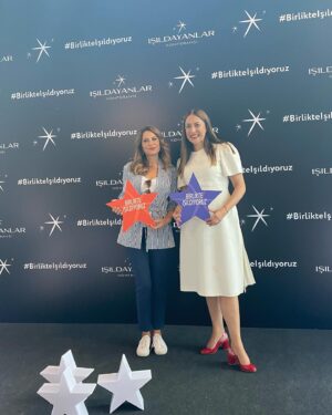 Hande Kazanova Instagram - Hande is 50❤️🖖
Muhteşem markalar ve @oggustocom ev sahipliğinde hazırlanan Işıldayanlar Konferansında sevgili @ozlemgusar ın sürpriziyle 50 ye giriş süper oldu💕❤️🥰 Tüm kadınların hayat boyu ışıldaması dileğiyle💕
Arayan, soran, kutlayan, mesaj atan herkese minnettarım 🙏🏻💕
Çok teşekkürler 🎈
Hoşgeldin yeni yaşım!
