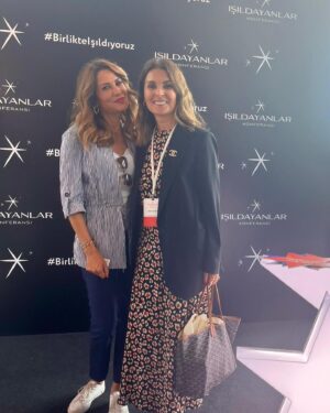 Hande Kazanova Instagram - Hande is 50❤️🖖
Muhteşem markalar ve @oggustocom ev sahipliğinde hazırlanan Işıldayanlar Konferansında sevgili @ozlemgusar ın sürpriziyle 50 ye giriş süper oldu💕❤️🥰 Tüm kadınların hayat boyu ışıldaması dileğiyle💕
Arayan, soran, kutlayan, mesaj atan herkese minnettarım 🙏🏻💕
Çok teşekkürler 🎈
Hoşgeldin yeni yaşım!
