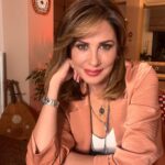 Hande Kazanova Instagram – DOLUNAYDAN AL HABERİ!
Yeni haftamıza Dolunay etkisiyle başlıyoruz. Bu Dolunay, sorumluluklar ve görevlerle ilgili olacak ve hayatın somut yönlerini ele almamızı gerektirecek.
İlişkilerimiz ve işle ilgili konular ön plana çıkacak. Kontrol etme ihtiyacımız artacak ve uzun vadeli hedeflere yönelmek isteyeceğiz.
Oğlak burcu, iş ve finans dünyasını temsil ediyor, bu yüzden ekonomi, iş insanları ve çalışma koşullarıyla ilgili konular öne çıkabilir.
Ayrıca, haberleşme, ulaşım ve medya alanlarında baskı ve sıkıntılar yaşanabilir.
Ankara’ya göre çıkarılan haritada Dolunay’ın 0 derece Akrep burcunda yükseldiğini görüyoruz.
Bu da krizler, ödemeler, vergiler ve faizlerle ilgili konuların gündemimizde olacağını işaret ediyor.
Özellikle faiz oranları ve ekonomik dalgalanmalar daha fazla ilgi çekebilir.
Dolunay zamanı devrede olan Ay Merkür karşıtlığı, anlaşmalarla ilgili sıkıntı ve problemler çıkarabilir, Meclis’te fikir ayrılıkları ve diplomatik ilişkilerde zorluklar yaşanabilir.
Türkiye haritasında Dolunay’ın 7. eve düşmesi, Türkiye’nin dış ülkelerle olan ticari iş birliklerine dikkat çekiyor. Siyasi ve mali ilişkiler önem kazanırken, uluslararası görüşmeler öne çıkabilir.
İşçilerin ve işverenlerin ödemelerle ilgili alanda sorunlar yaşama ihtimali olabilir.
Çarşamba ve Perşembe günleri toplumsal konularla daha fazla ilgilenebiliriz, cuma günü gökyüzü olumlu bir şekilde esnek bakış açımızı destekleyecek.
İcatlar, keşifler, bilimsel ve teknolojik konular gündemimizde olabilir.
Hafta sonu ise girişimcilik ve cesaretle ilgili konulara odaklanabiliriz.
Şimdi bu haftayı daha fazla ayrıntıyı https://www.handekazanova.com/03-09-temmuz-2023-haftalik-burc-yorumlari/ ’ndan okuyabilir,
Youtube kanalımdan izleyebilirsiniz.
Keyifli haftalar…
#astroloji #astrology #handekazanovaileastroloji #fullmoon #dolunay #oğlakburcu #mercury #uranus