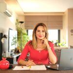 Hande Kazanova Instagram - YENİAY’DAN AL HABERİ! Haftamıza Ay Aslan burcundayken işlerimizi ve özel hayatımızı organize ederek başlıyoruz! Bu hafta çocuklar, gençler eğitim konuları ve bu alanda işleri idare etme ön planda olacak!💫💫💫 Cuma günü sabaha karşı Başak burcunda bir Yeniay gerçekleşiyor! Verimlilik, üretkenlik, çalışma hayatı ve koşulları, sağlıkla ilgili konularda önemli adımlar atmak isteyebiliriz! Muhasebe, ekonomi, data, veri işlem, yiyecek tedariki, ürünler, çiftçilik ve çalışan kesim, sağlık sektörü önem kazanıyor! Para kazanma mücadelemiz artarken Denebola takım Yıldızıyla birleşen bu Yeniay hava koşullarında ve toplum hayatında hızlı gelişmeleri karşımıza getirebilir!💫💫💫 Aynı gün gece saatlerinde Merkür düzeliyor! Şimdi bu etkileri ve tüm haftayı 11-17 Eylül haftasını anlattığım yeni videomda paylaştım! YouTube kanalıma bekleniyorsunuz! Giysi: @gustogiyim #astroloji #astrology #handekazanovaileastroloji #youtuber #youtube #newmoon #yeniay #başakyeniayı #mercurydirect