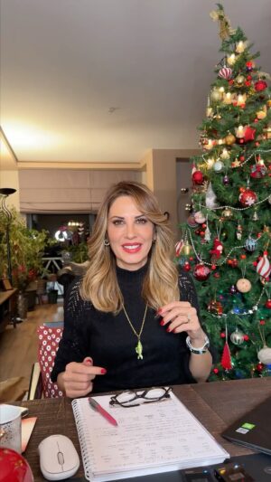 Hande Kazanova Instagram - Hoşgeldin 2024!
2024 ün ilk haftasını anlatıyorum!
Ay Başak burcundayken haftamıza başlıyoruz! Maddi konulara ve işlerimizi organize etmeye odaklı olacağımız bu hafta Venüs Satürn dik açısıyla yıla giriş yapıyoruz! 
İlişkiler mercek altında! Kaybetme korkusu, öz değer ve sevgi eksikliği, değersizlik duygusu öne çıkabilir!
Duygusal yönden soğuk ve mesafeli olabiliriz! 
Salı günü Merkür düzeliyor! İletişimimizde sorun ve aksilik yaşadığımız konular geride kalıyor!
Perşembe günü Mars yüceldiği burca Oğlak burcuna geçerken enerjimizi kontrollü ve etkin bir şekilde kullanmaya başlıyoruz!
Şimdi 01-07 Ocak yılın ilk haftasını YouTube kanalımda sizler için anlattım!
Bekleniyorsunuz!❤️
Giysi: @setre
#astroloji #astrology #handekazanovaileastroloji #youtube #youtuber #2024 #mercurydirect #venus #saturn #marsoğlakta #mars #capricorn https://youtu.be/2fB_cYFe2Fc
