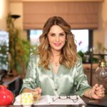Hande Kazanova Instagram - İLİŞKİ GELGİTLERİ! TUTULUYORUZ! Yeni haftamıza 25 Mart’ta Terazi burcunda gölgeli bir ay tutulmasıyla başlıyoruz. Bir kere tutulmalar izlendikleri bölgelerde daha fazla iz yaratırlar. 4 saat 39 dakika sürecek olan bu tutulma Türkiye’den izlenmeyecek. Terazi burcunun konusu olan ilişkiler, güzellik, estetik, alışveriş, romantik ilişki ya da diğer insanlarla kurduğumuz ilişkiler, siyaset, diplomatik ilişkiler, politika ve adalet, hak, hukuk ile ilgili konular dengeler, dengelerin değişimi, iş birlikleri veya ortaklık kopuşlarını hayatımızda göreceğiz. Adaletsizlikler, haksızlıklar karşısında nasıl tepki verdiğimiz bu ay tutulmasıyla ortaya çıkacak. Güney ay düğümü tarafında olduğu için bedel ödetme, geçmişte yaptığımız hataların ya da ilişkilerde verilmiş kararların yeniden gündeme gelmesi ve bir şeyleri değiştiremiyorsak, hayır diyemiyorsak, kendimizden ödün veriyorsak artık ilişkilerde de sınırların iyice ortaya çıkması gereken bir ay tutulması bizi bekliyor. Tamamen ilişki odaklı olacağız ama işin içerisinde siyaset, politika ve ekonomi de olacak. Şimdi 25-31 Mart haftasını https://www.handekazanova.com/25-31-mart-2024-haftalik-burc-yorumlari/ 'ndan okuyabilir veya YOUTUBE kanalımdan izleyebilirsiniz. Şimdiden hayırlı tutulmalar! #astroloji #astrology #youtube #youtuber #handekazanovaileastroloji #lunareclipse #aytutulması #ilişkigelgitleri