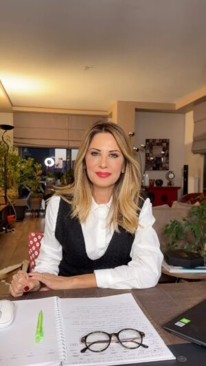 Hande Kazanova Instagram - YA HEP YA HİÇ!
Bu haftanın en önemli günleri Pazartesi ve pazar günleri!
Ay açılarıyla dolunay etkisini tetiklerken ilişkilerde zorlandığımız konular su üstüne çıkabilir! Agresyon kavga ve uyumsuzluğa dikkat edelim!💫💫💫
Pazartesi günü ilişkiler gezegeni Venüs Akrep burcuna geçiyor! İlişkilerde derin, sahiplenici, kuşku duyan yönlerimiz öne çıkabilir! Ya hep ya hiç mottosuyla hareket edebiliriz!💫💫💫
Çarşamba ve cuma günlerinin enerjisinden faydalanalım! Kalıcı adımlar, ilişkiler çarşamba günü bizi destekleyecek!💫💫💫
Haftasonu pazar günü müsrif harcamalar ilişkilerde abartılı senaryolara dikkat edelim!
Şimdi 04-10 Aralık haftasını YouTube kanalında sizler için anlattım! Haydi gelin bekliyorum!❤️❤️❤️
Giysi: @gustogiyim
#astroloji #astrology #handekazanovaileastroloji #youtube #youtuber #venus #scorpio #venüsakrepte https://youtu.be/WL4FAazUHVY?si=7hu7F3fEN35Ru1Qs