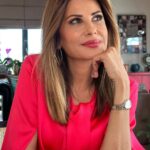 Hande Kazanova Instagram – KRİZLERE DİKKAT!

Bu hafta Pazartesi gece saatlerinde Yengeç burcunda da bir Yeni ay gerçekleşecek. 

Yeni ay gerçekleştikten sonra Kuzey ay düğümü Koç burcuna kayacak son bir buçuk yıldan beri Boğa ve Akrep aksında olan Kuzey Güney ay düğümleri artık ilgimizin ve algımızın daha farklı konulara dönmesini, yeni konuları karşımıza getirecek.

Önümüzdeki bir buçuk yıl boyunca savaşın, girişimciliğin, cesaret gerektiren konuların üzerine eğilebiliriz. Kendimizi önemseyebilir, ön plana çıkartabiliriz.

Bu dönem cesur adımlar atacak inisiyatif almamız gereken konu ve olaylarla ilgili olacağız.

Dünya genelinde askeri konu ve olayların hızlanması söz konusu olabilir.

Askeri alanlar, silahlar, makineler, enerji ve ısı sektörü ve dişçilik ve tıbbi alanlar kas gücüyle yapılan işler öne çıkıyor. 

Kuzey Ay düğümü bizi büyüten, gitmemiz gereken yönü belirleyen yön olduğu için Koç enerjisinin öne çıktığını göreceğiz, Girişkenlik, cesur adımlar, rekabetçi koşullar ve savaşla bağlantılı olduğu için dünyada savaşların artacağını söyleyebiliriz. 

Güney ay düğümü tarafı bırakmamız gereken, ayağımıza takılan, sorunların geleceği alanı belirlediği için gerekli düzenlemelerin Terazi burcu alanında yapılması öne çıkacaktır.

Terazi burcu adalet, siyaset, uzlaşma, orta yolu bulma, diplomasiyle bağlantılı olduğu için, modayı, sanatı, ilişkileri, iş birliklerini, ortaklıkları temsil ettiği için bu saydığım alanlarda yeniden düzenlemelere gidilmesi, çeşitli ayarlamaların yapılması, krizlerin bu alanlardan gelmesi ön plana çıkabilir.

Şimdi bu hafta önemli krizleri iyi idare etmemiz gerekiyor! Daha fazla ayrıntıyı https://www.handekazanova.com/17-23-temmuz-2023-haftalik-burc-yorumlari/ ‘nda sizler için yazdım, izlemek için youtube kanalıma bekliyorum. 

#astroloji #astrology #handekazanovaileastroloji #youtube #youtuber #newmoon #yeniay

#venusretrograde #mars #saturn