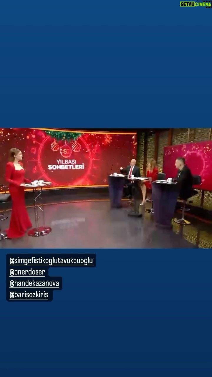 Hande Kazanova Instagram - Sözcü Televizyonunda saat 20:00 itibarıyla Simge Fıstıkoğlu nun sunduğu Yılbaşı sohbetlerinde bu akşam 2024 ü çok değerli meslektaşlarım Öner Döşer, Barış Özkırış’la beraber konuşuyoruz! Gelin Yeni Yılı beraber karşılayalım!💫💫💫 @sozcutelevizyonu @simgefistikoglutavukcuoglu @onerdoser @barisozkiris #astroloji #astrology #hoşgeldin2024 #hoşçakal2023 #sözcütelevizyonu