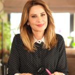 Hande Kazanova Instagram - YENİ DÖNEM! Haftamıza Ay yengeç burcundayken aile içi meseleler, evimiz yuvamız, duygusal konular, güvenliğimiz ön plana çıkıyor. Bu hafta Çarşamba günü Güneş Koç burcuna geçiyor ve yeni bir döneme başlıyoruz! Aynı gün Merkür’ün Kiron ’la olan kavuşumu kendimizi ifade etme ve ön plana çıkarmakta, planlarımızı hareketlendirmede şifalanma enerjisini karşımıza getirecek! Güneş- Plüton olumlu açısı güçlü insanlardan göreceğimiz destekleri anlatırken, Venüs- Satürn kavuşumu ilişkilerde mesafeli olacağımızı ve önemli sorumluluklar alacağımızı anlatıyor. Ayrıca cumartesi günü Mars Balık burcuna geçiyor. Önümüzdeki süreçte enerjimizi ruhani konularda ortaya koymaya başlıyoruz! Mağduriyetlerimiz hızlanabilir. Peki tüm bunlar ne anlama geliyor ve bu hafta nasıl geçecek? Şimdi hepsini 18-24 Mart haftasında YouTube kanalımda yeni videomda sizler için anlattım! Bekleniyorsunuz! Giysi: @gustogiyim #astroloji #astrology #handekazanovaileastroloji #youtube #youtuber #sun #aries #güneşkoçburcunageçiyor #dünyaastrolojigünü https://youtu.be/SIv40eAnoZg?si=OgobJh-PAfsebUxA