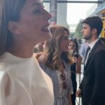 Hande Kazanova Instagram - Hande is 50❤️🖖 Muhteşem markalar ve @oggustocom ev sahipliğinde hazırlanan Işıldayanlar Konferansında sevgili @ozlemgusar ın sürpriziyle 50 ye giriş süper oldu💕❤️🥰 Tüm kadınların hayat boyu ışıldaması dileğiyle💕 Arayan, soran, kutlayan, mesaj atan herkese minnettarım 🙏🏻💕 Çok teşekkürler 🎈 Hoşgeldin yeni yaşım!