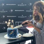 Hande Kazanova Instagram - Hande is 50❤️🖖 Muhteşem markalar ve @oggustocom ev sahipliğinde hazırlanan Işıldayanlar Konferansında sevgili @ozlemgusar ın sürpriziyle 50 ye giriş süper oldu💕❤️🥰 Tüm kadınların hayat boyu ışıldaması dileğiyle💕 Arayan, soran, kutlayan, mesaj atan herkese minnettarım 🙏🏻💕 Çok teşekkürler 🎈 Hoşgeldin yeni yaşım!