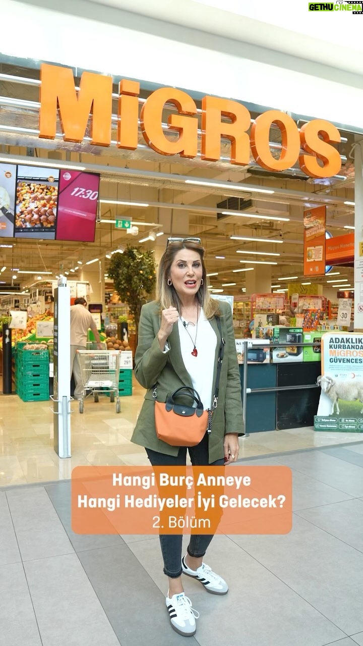 Hande Kazanova Instagram - Anneler günü için kararsız kalanlara gökyüzü rehberlik ediyor! Hava ve su elementi anneleri sizleri unutmadık!🧡 Aradığınız tüm hediye seçenekleri, Anneler gününe özel kampanya ve indirimler için Migros’u ziyaret etmeyi unutmayın!🧡🧡🧡 @migros_tr #migros #migrostv #annelergünü #işbirliği