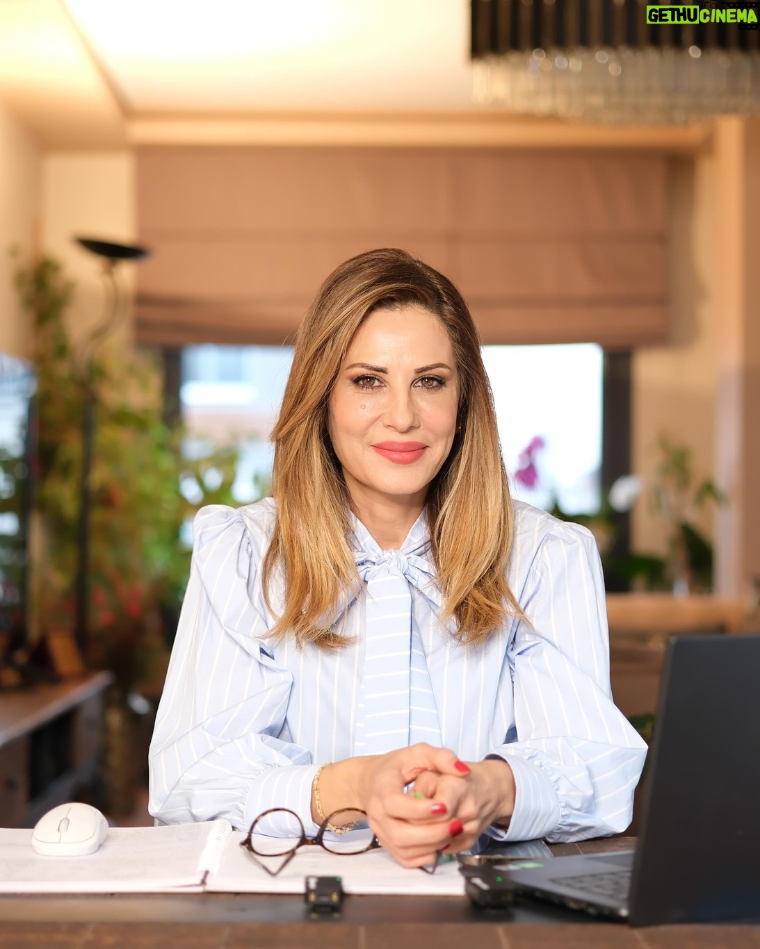 Hande Kazanova Instagram - HAYIRLI TUTULMALAR! Yeni haftamızda 8 Nisan saat 21:20’de 19 derece Koç burcunda oluşacak bir Güneş tutulmasıyla başlıyoruz. Bu tutulma Koç burcunda olduğu için yenilikler, girişimler, öncü adımlar, maceracı ve rekabetçi tarafları ön plana çıkaracak. İnisiyatif almayı seveceğiz, cesur ve kararlı hareket etme arzusuyla dolu olacağız ama iş birlikleri ve ortaklıklarda bozulmalar, askeri ve savunmaya yönelik durumlar hızlanabilir.19 derece Koç burcu politikayla ve dünyadaki liderlerle bağlantılı olduğu için bu tutulmanın daha çok liderler üzerinde etkilerini göreceğiz. Kendi motivasyonumuzla kendi çabamızla başarı kazanma arzumuzun da önemli olacağı tutulmalardan bir tanesi gerçekleşiyor. Tutulma Kiron ’la birleştiği için kendi cesaretimizi kullanamadığımız, kendimizi ön plana çıkartamadığımız egomuzu yeteri kadar parlatamadığımız alanlarda bize bunları yeniden ele alma konusunda fırsatlar verecek. Merkür de Koç burcunda geri hareket ediyor. Buradaki ana tema acele etmeden, öfkeyle değil düşünerek adımlar atmak ya da birkaç adım sonrasını planlamak olmalı. Bu tutulma zamanı gerçek niyetler test edilecek. Hayrın şerre dönüşmesi her şerrin altında bir hayrın bulunması gibi etkiler de devrede olabilir çünkü 10 Nisan’da tutulmanın yöneticisi Mars'ın Satürn'le bir kavuşumu gerçekleşecek. Gerçek niyetlerimiz test edilebilir. Durduk durduk hareket etmek istiyoruz, karşımıza fırsatlar geldi ama bunu eyleme dökerken neyi geride bırakmamız, neyi planlamamız ya da gerçekten niyetimizin ne olduğunu iyi gözlemlememiz gerekecek yoksa sanki bir şey bizi ensemizden yakalamış ve tutmuş gibi hissedebiliriz. Mars ve Satürn kavuşumları zordur. İki adım ileri bir adım geri deriz. Ertemeler devreye girer. Plan yapmak için harekete geçtiğimizde bir şey bizi durdurabilir. Daha fazla ayrıntıyı https://www.handekazanova.com/08-14-nisan-2024-haftalik-burc-yorumlari/ 'nda veya yeni videomda YouTube kanalımda sizler için anlattım! Şimdiden hayırlı tutulmalar ve hayırlı bayramlar dilerim! #astroloji #astrology #handekazanovaileastroloji #youtube #youtuber #mars #saturn #solareclipse #totalsolareclipse #tamgüneştutulması