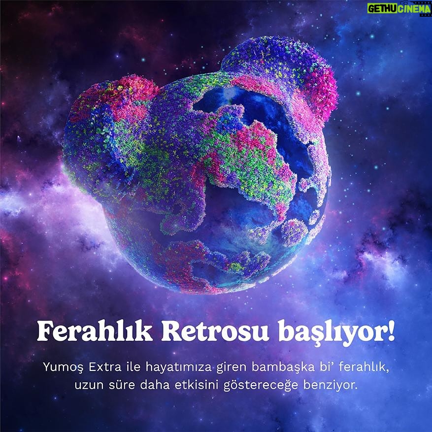 Hande Kazanova Instagram - Ferahlık Retro’su postuma ilginiz beni hiç şaşırtmadı. Hepimizin ferahlatan deneyimlere ihtiyacı var. Bu eğlenceli kurguda bize Yumoş ferahlığı ve yeni reklam filmi ilham verdi. Çoğunuz tahmin de etti😊 Reklamı kaydırıp izleyin, siz de missss kokulu ferahlığı hissedeceksiniz!🧸 @yumostr #BambaşkabiFerahlıkYumoşExtraSakuraileGelsin! #işbirliği