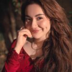 Hania Aamir Instagram - 🌹 . Outfit: @faizasaqlain Stylist: @aarindanoor Hair: @thecutbyhuma Jewellery: @amayrajewelspk Photos: @ghalibwaseeem