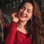 Hania Aamir Instagram – 🌹
.

Outfit: @faizasaqlain
Stylist: @aarindanoor
Hair: @thecutbyhuma
Jewellery: @amayrajewelspk
Photos: @ghalibwaseeem